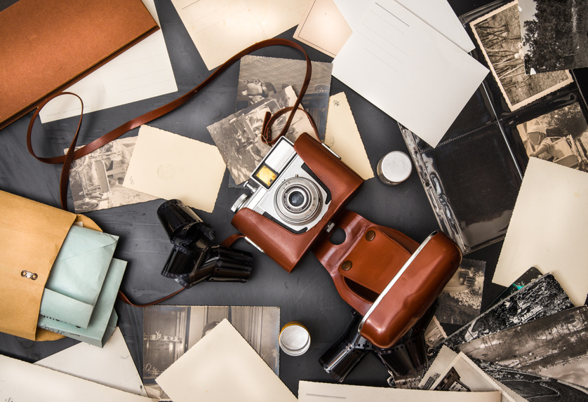 macchina fotografica vintage con fotografie e cartoline e negativi in pellicola